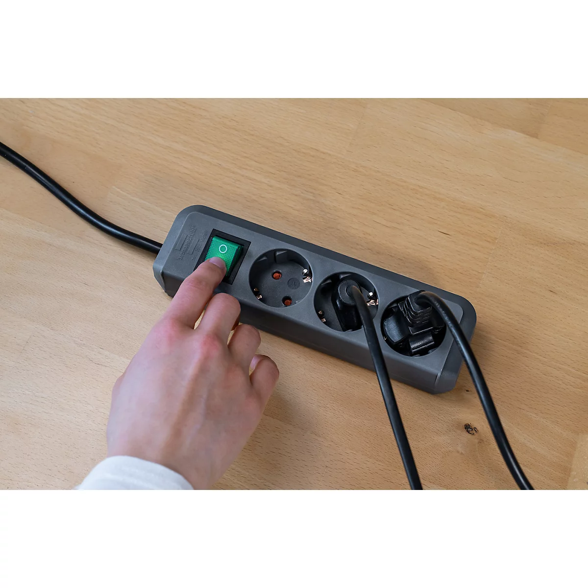 Brennenstuhl Eco-Line contactdoosstrook, 3 contactdozen met randaarde, 45° opstelling, verhoogde aanrakingsbeveiliging, 1,5 m snoerlengte, L 215 x B 95 x D 60, zilvergrijs