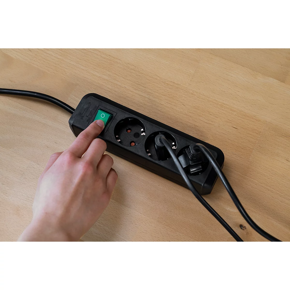 Brennenstuhl Eco-Line contactdoosstrook, 3 contactdozen met randaarde, 45° opstelling, verhoogde aanrakingsbeveiliging, 3 m snoerlengte, L 240 x B 90 x D 60, zwart
