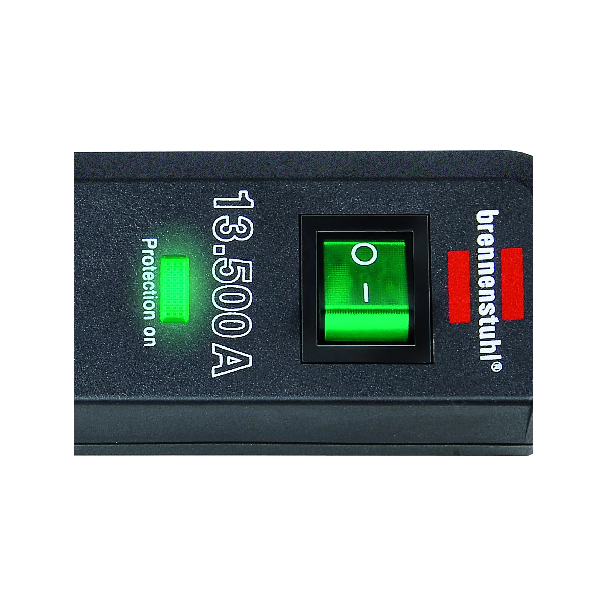 Gros plan d'une multiprise noire avec éclairage vert et un interrupteur à bascule, inscription 13.500A.