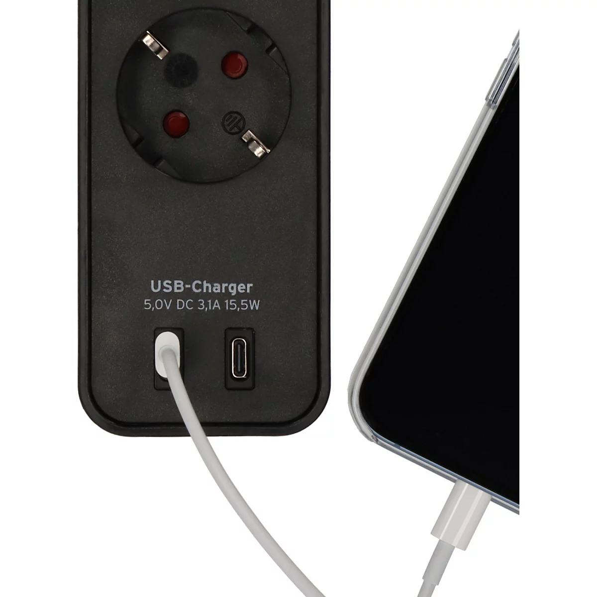 Zwarte USB-oplader met een telefoon aangesloten. De oplader zegt: "USB-Charger 5,0V DC 3,1A 15,5W".