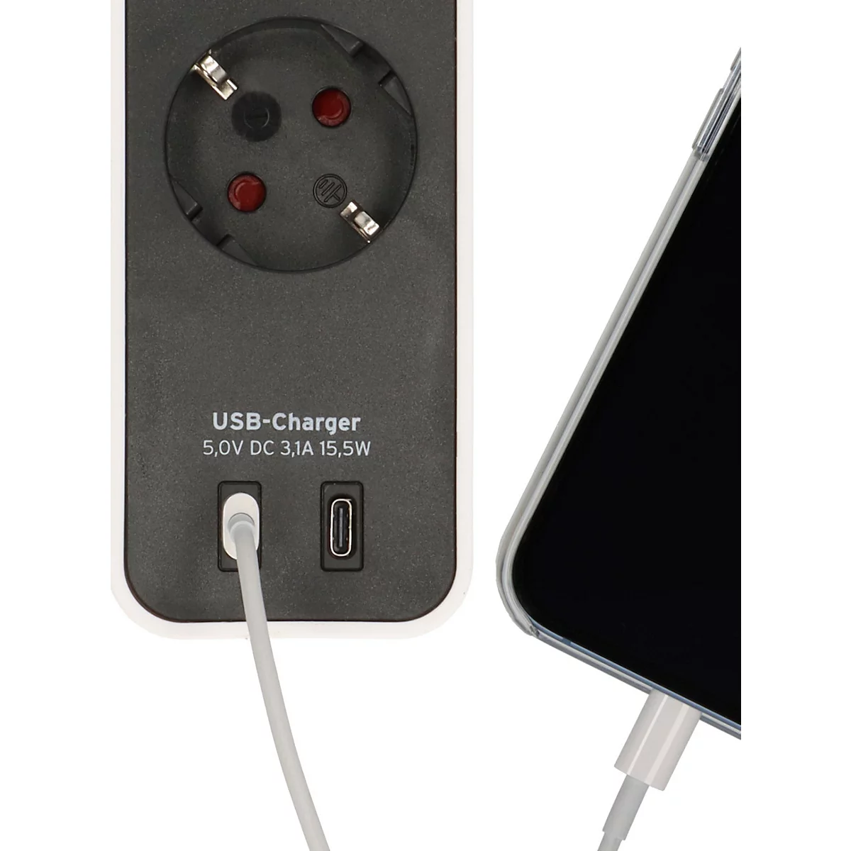 Een zwarte USB-lader met een witte kabel die is aangesloten op een mobiele telefoon. Boven een stopcontact, daaronder USB-poorten.