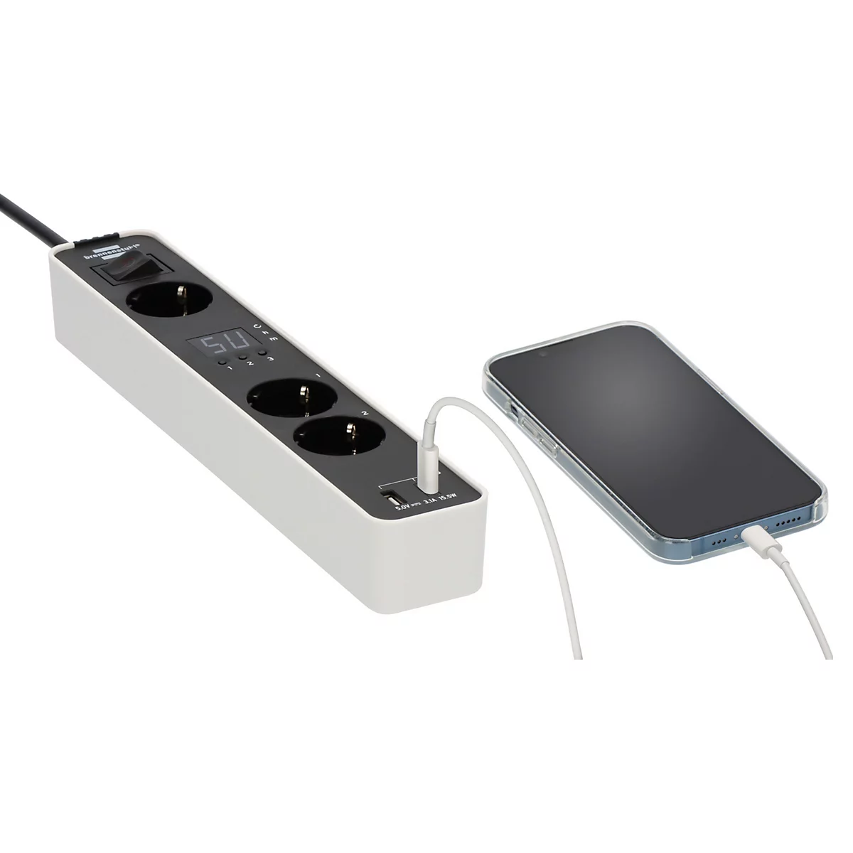 Een witte stekkerdoos met een aan/uit-schakelaar en display, waar een smartphone aan wordt opgeladen.