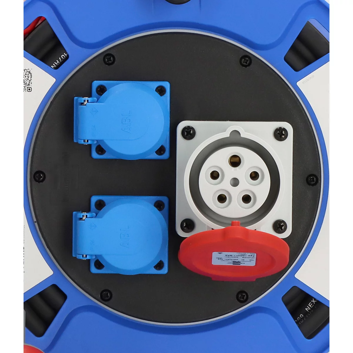 Gros plan d'une enrouleur de câble bleu avec des prises bleues et rouges et une prise CEE blanche.