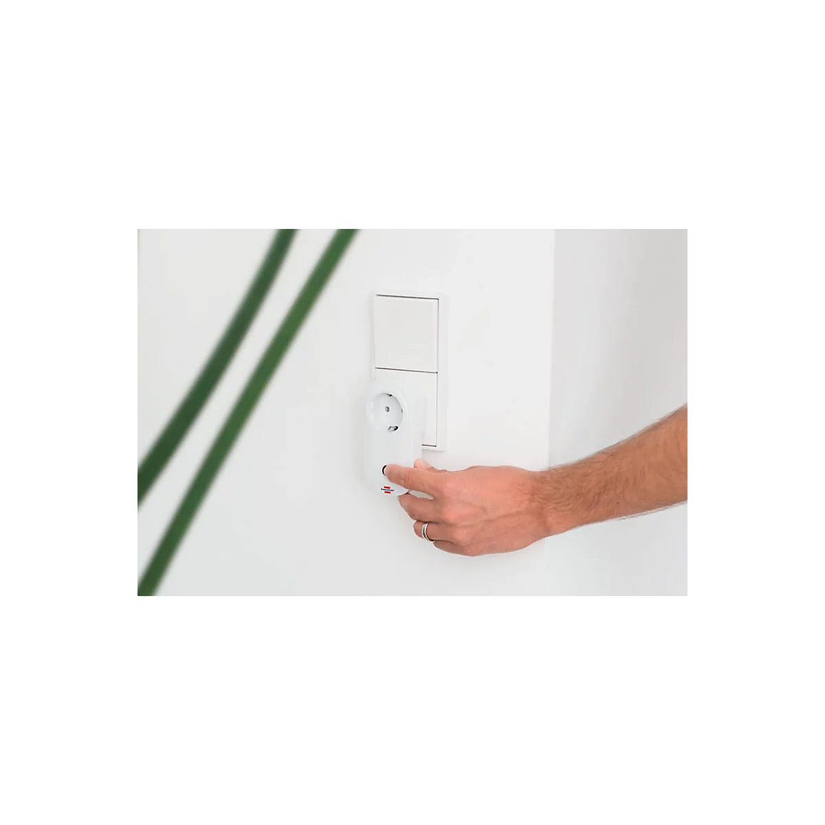 Brennenstuhl Funkschalt-Set RC CE1 3001, 3 Funksteckdosen, 1 Handsender, 25 m Reichweite, bis 1000 W, erhöhter Berührungsschutz, B 51 x H 115 mm, weiß, inkl. Batterien