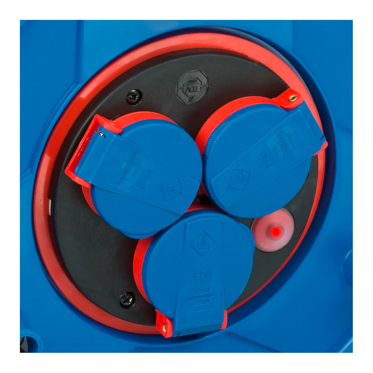 Vue détaillée d'une prise multiple bleue avec des accents rouges et noirs, trois prises bleues.