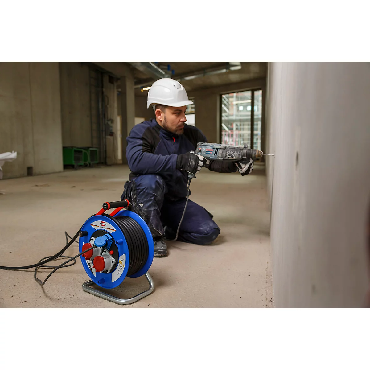 Rundes, rotes Schild mit weißer Aufschrift: VDE 0100 Teil 704.