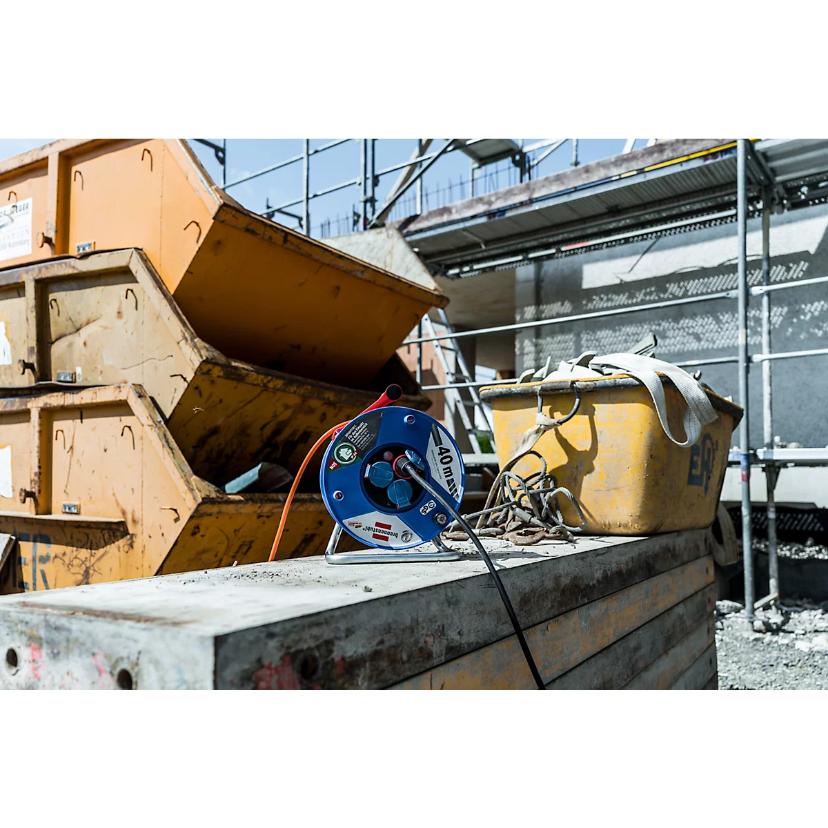 Brennenstuhl Garant Kabeltrommel, 40 meter, 3 Schutzkontaktsteckdosen, Bremaxx-Kabel, cablepilot Tragegriff, IP44, für Außenbereiche, L 198 x B 290 x H 365 mm, blau/orange
