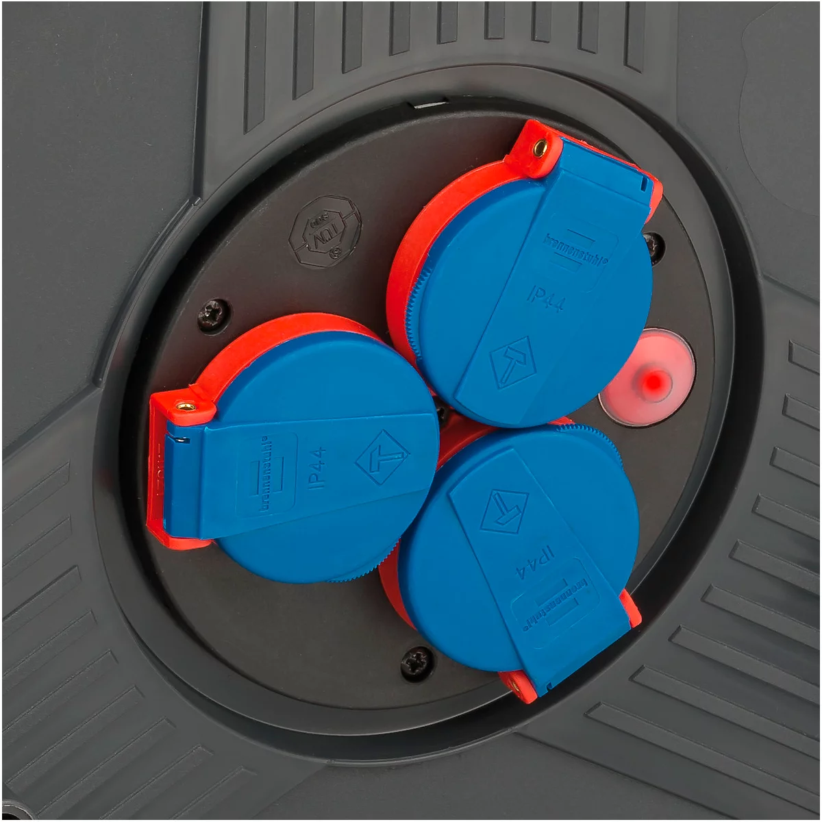 Gros plan de trois prises bleues avec des éléments orange sur fond sombre.
