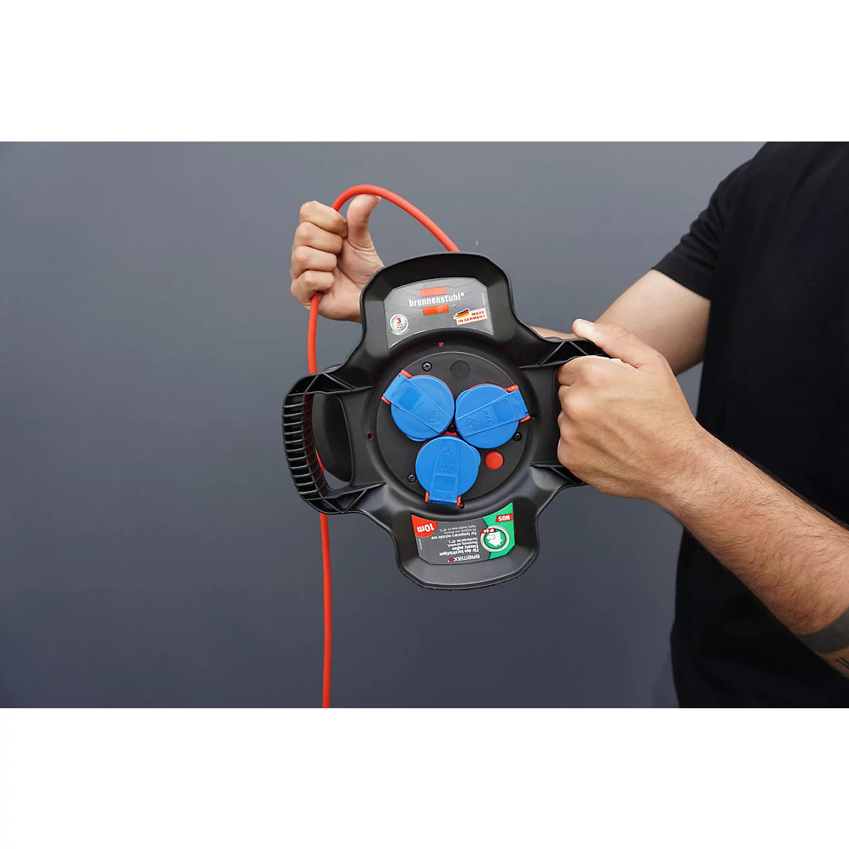 Brennenstuhl Gummi-Kabeltrommel X-Gum, 10 m, 2 Handgriffe, 3-fach spritzwassergeschützt, ölbeständiges RN-Kabel, IP44, blau/rot/schwarz
