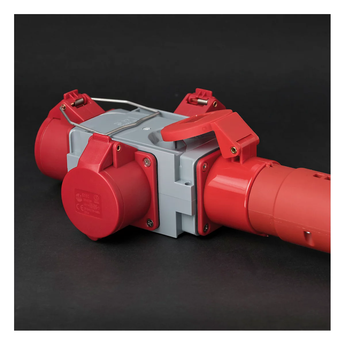 Roter Industriestecker mit grauem Gehäuse, vor schwarzem Hintergrund.