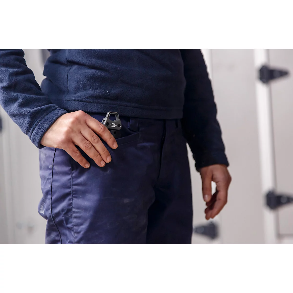 Rundes, rotes Schild mit weißer Batterie und Blitz. Text: INCLUSIVE, Li-ion.