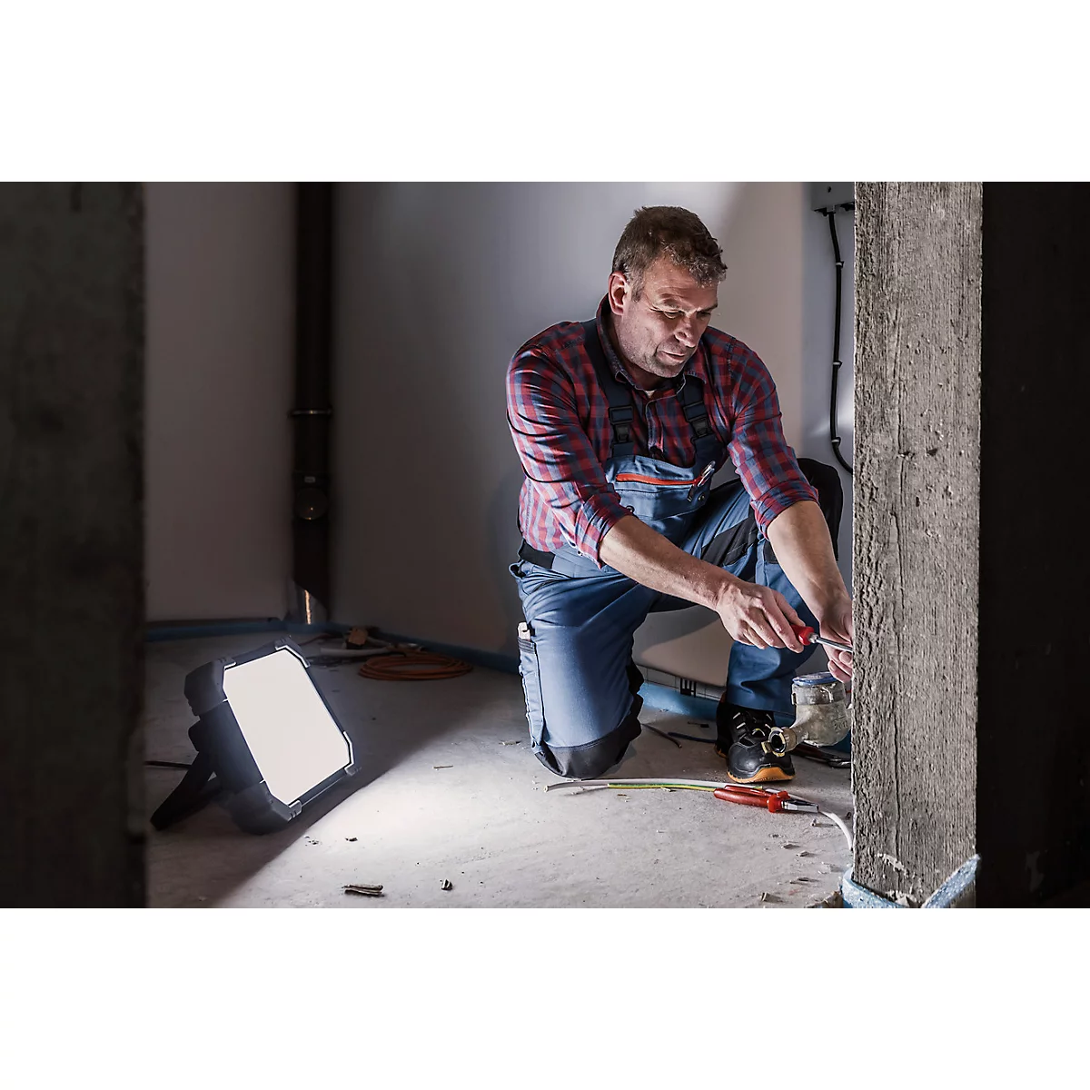 Brennenstuhl LED-Arbeitsstrahler DINORA 5050, bruch- und schlagfest, mit Tragegriff, 5100 lm, IP65, 5700K, mit Kantenschutz, schwarz