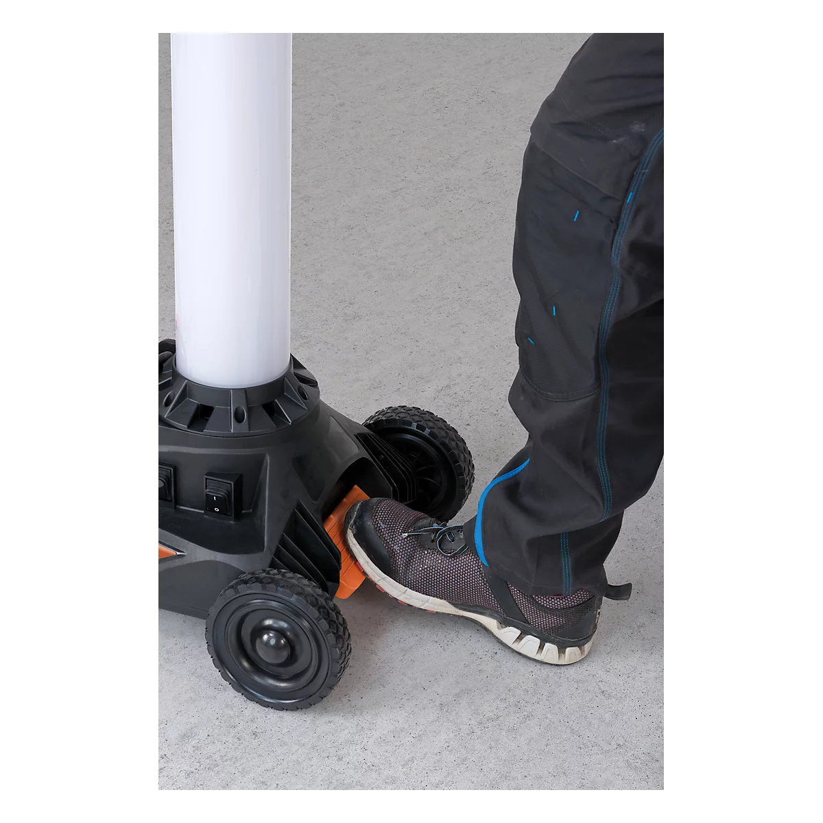 Brennenstuhl LED Baustrahler TU 23050 M, 360° Rundumlicht, projecteur télescopique, 2 prises de courant avec contact de protection, IP54, longueur de câble 5m, L 430 x H 131 - 173 mm, noir/argenté