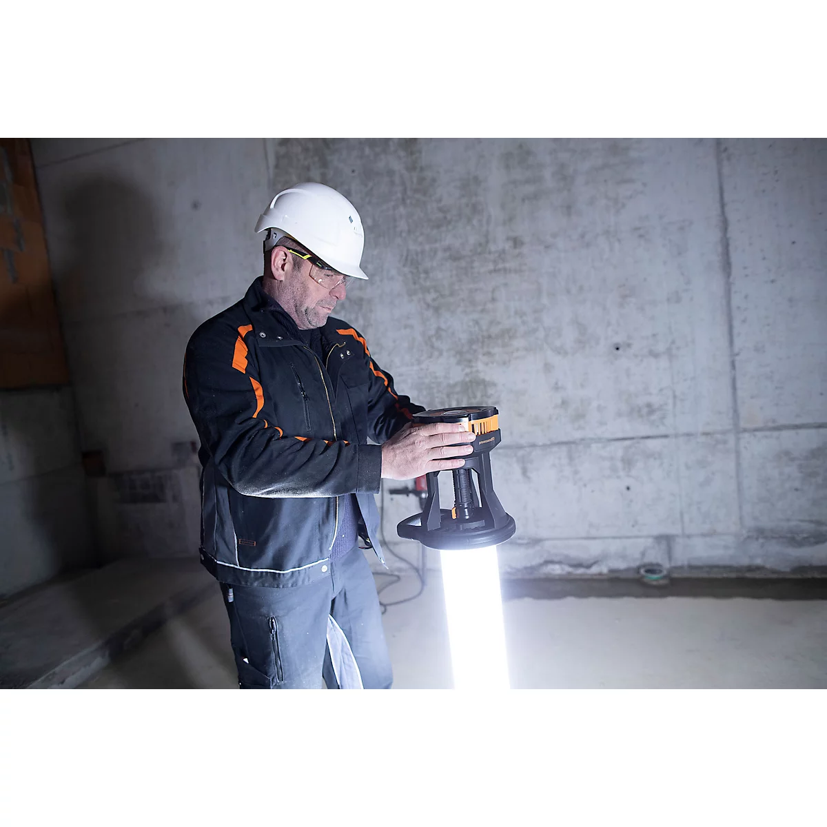 Brennenstuhl LED Baustrahler TU 23050 M, 360° Rundumlicht, projecteur télescopique, 2 prises de courant avec contact de protection, IP54, longueur de câble 5m, L 430 x H 131 - 173 mm, noir/argenté