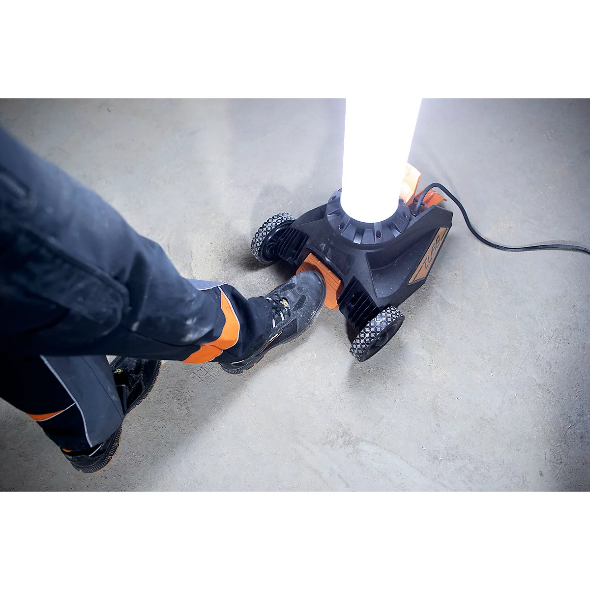Brennenstuhl LED Baustrahler TU 23050 M, 360° Rundumlicht, projecteur télescopique, 2 prises de courant avec contact de protection, IP54, longueur de câble 5m, L 430 x H 131 - 173 mm, noir/argenté
