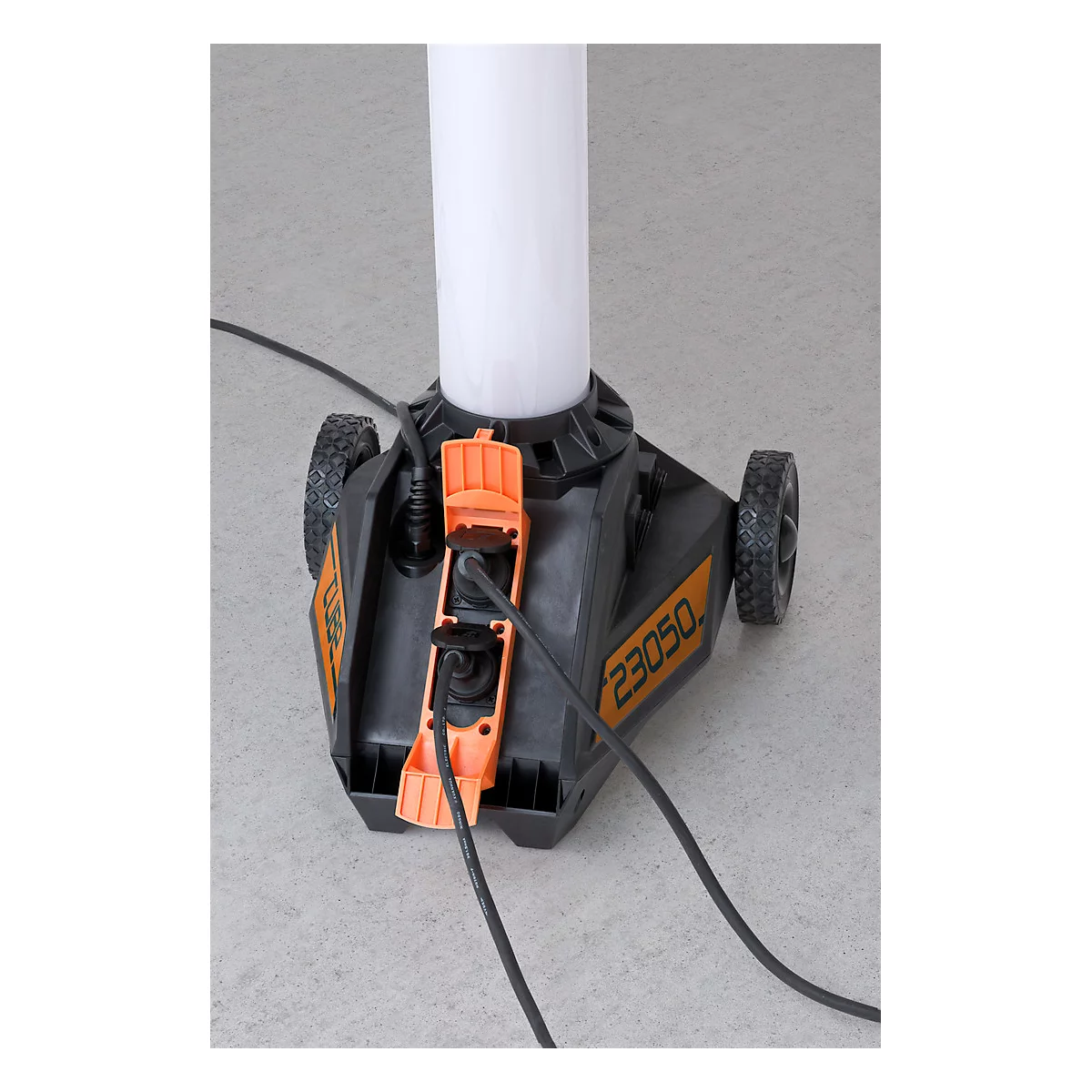 Brennenstuhl LED Baustrahler TU 23050 M, 360° Rundumlicht, Teleskopstrahler, 2 Schutzkontaktsteckdosen, IP54, Kabellänge 5m, B 430 x H 131 - 173 mm, schwarz/silber