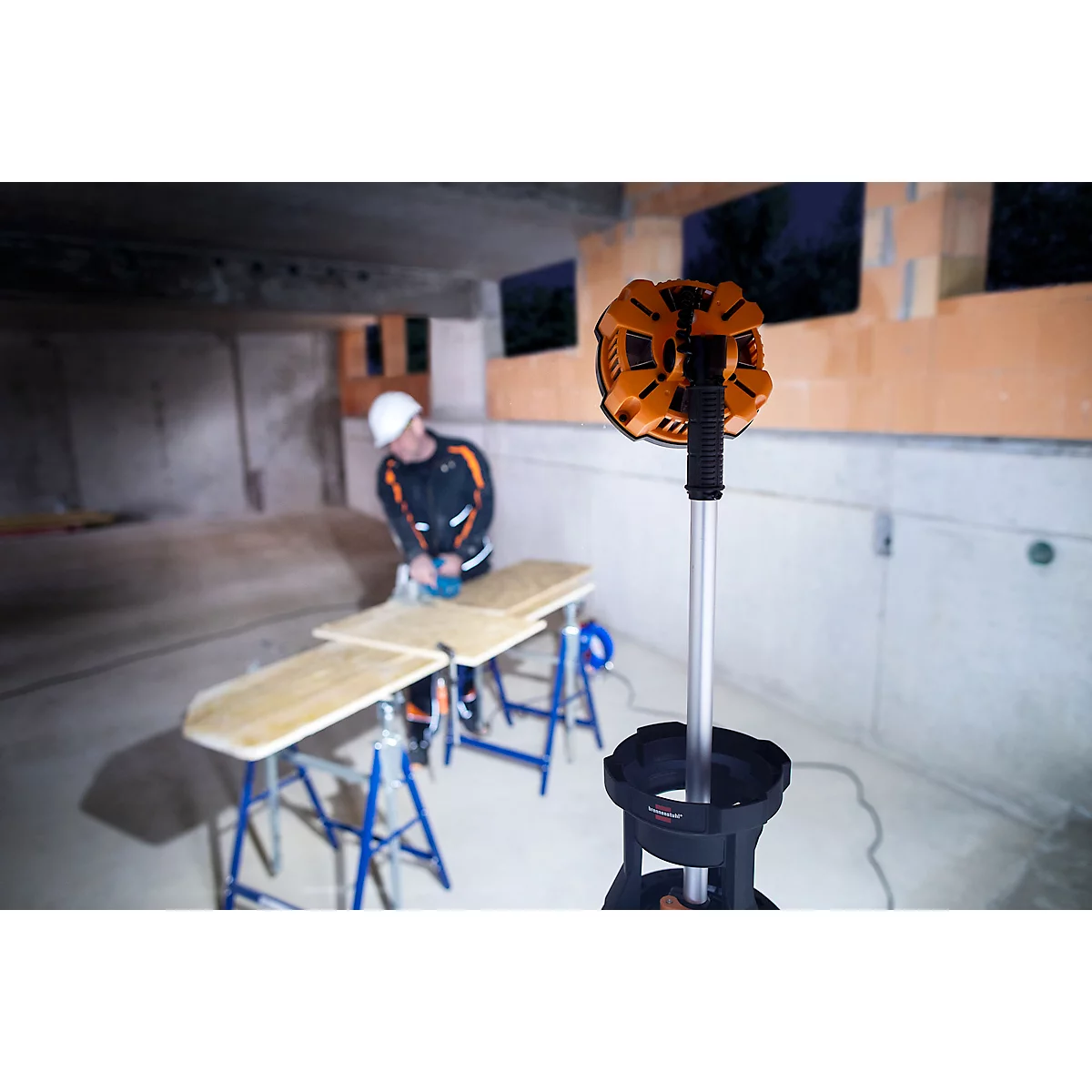 Brennenstuhl LED Baustrahler TU 23050 M, 360° Rundumlicht, Teleskopstrahler, 2 Schutzkontaktsteckdosen, IP54, Kabellänge 5m, B 430 x H 131 - 173 mm, schwarz/silber