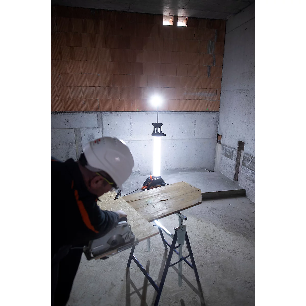 Brennenstuhl LED Baustrahler TU 23050 M, 360° Rundumlicht, Teleskopstrahler, 2 Schutzkontaktsteckdosen, IP54, Kabellänge 5m, B 430 x H 131 - 173 mm, schwarz/silber