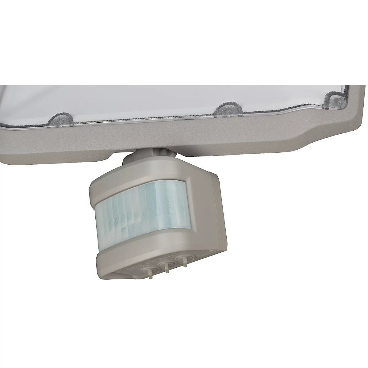 Close-up van een grijze buitenlamp met bewegingssensor. De sensor bevindt zich onder de lamp.