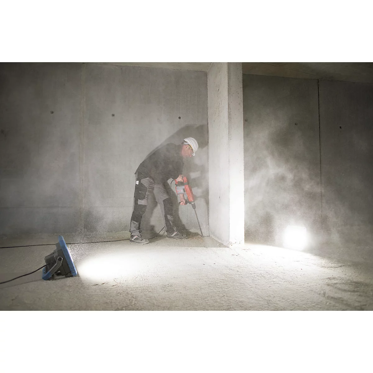Brennenstuhl LED Hybrid Arbeitsstrahler BS 8050 MH, 82 W, Akku- und Netzbetrieb, dimmbar, 7900 lm, 5000K, IP55, L 310 x B 310 x H 180 mm, blau/grau