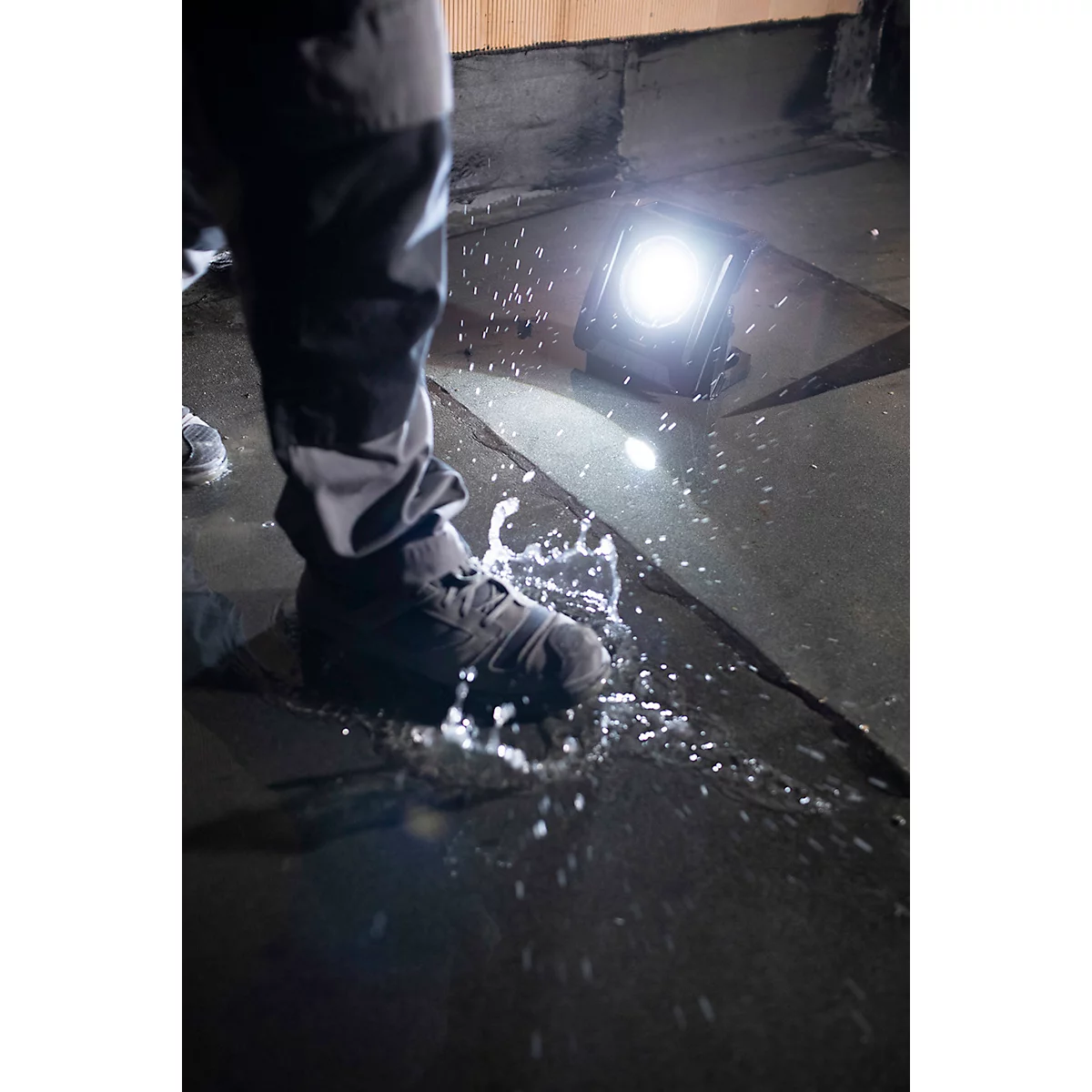 Rotes Rundschild mit Wolken- und Regentropfensymbol. Darunter steht "IP65".