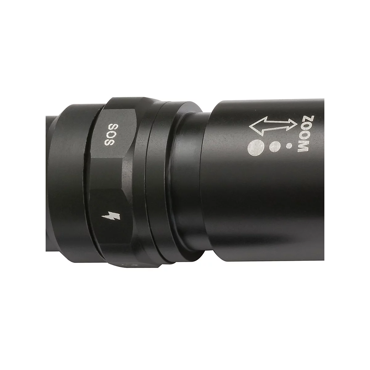 Gros plan d'une lampe de poche noire avec marquage SOS et fonction zoom. La flèche indique la direction du zoom.