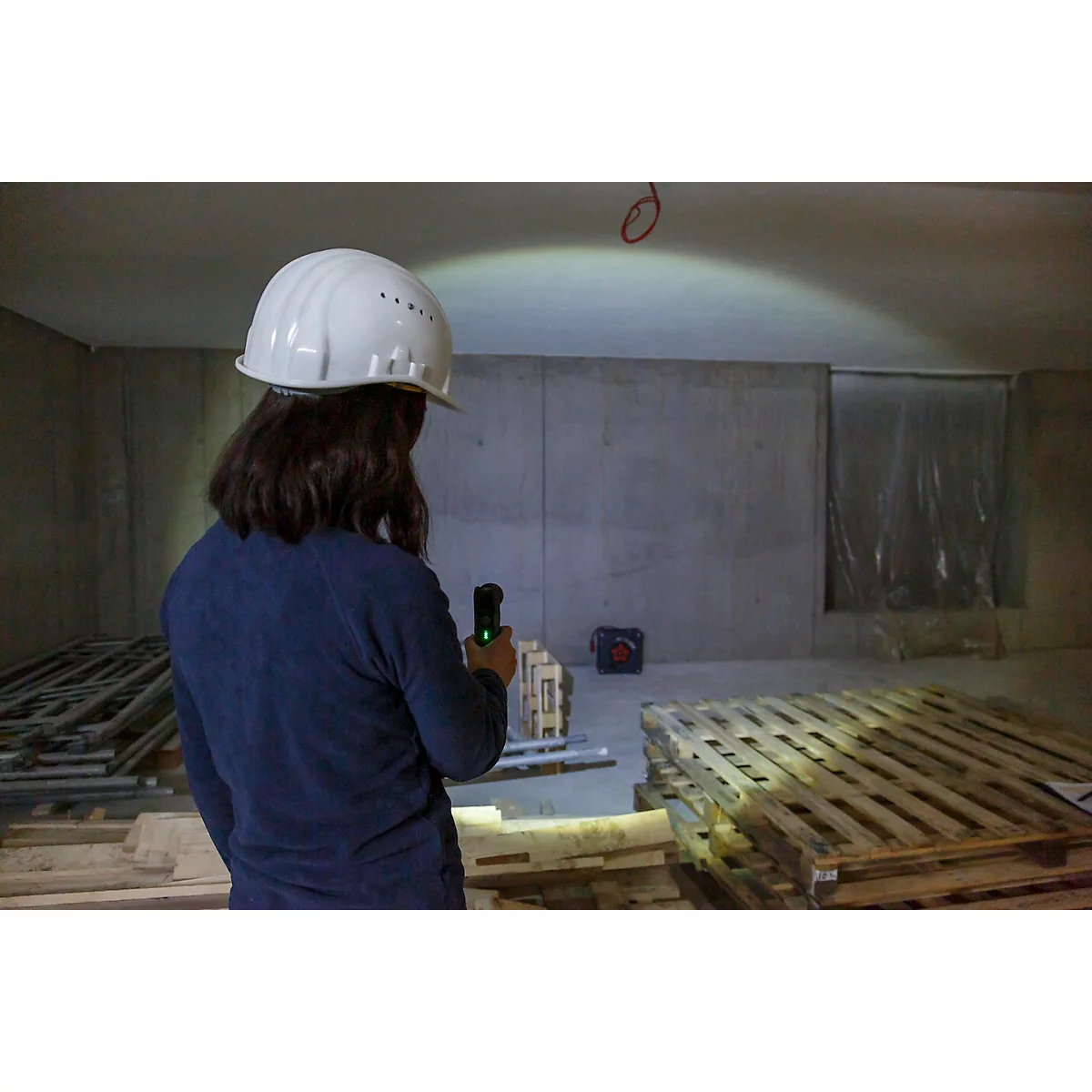 Cercle rouge avec des ondes blanches et un éclair. Symbole d'énergie ou de connexion.