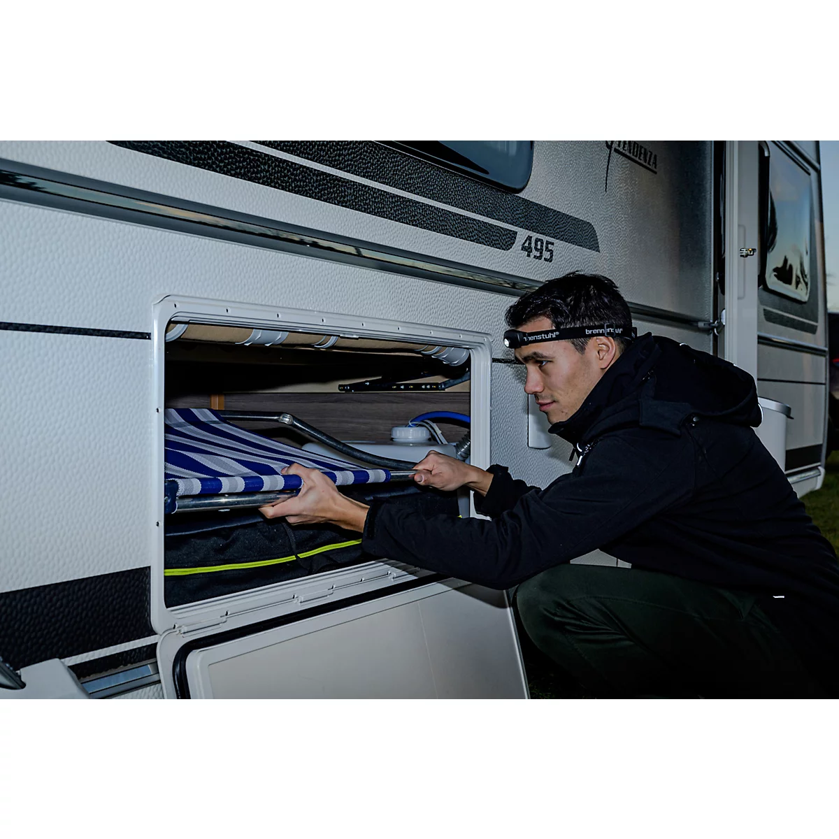 Logo rond rouge avec symbole de batterie blanc et lettrage : INCLUSIVE BATTERY.