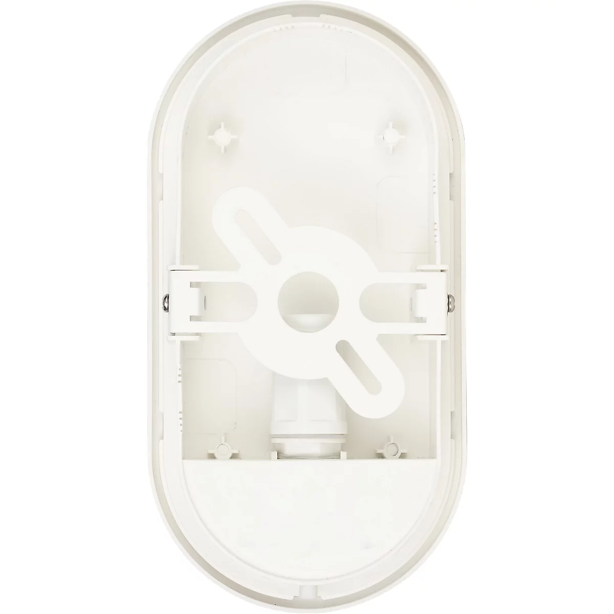Een heldere, ovale wandlamp verlicht een muur, daarachter een tuin met een hut op de achtergrond.