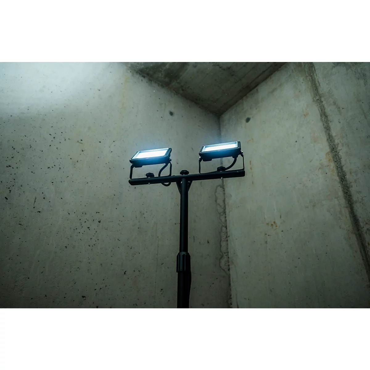 Panneau rond rouge avec symbole de nuage et de pluie et le texte IP65 en blanc.