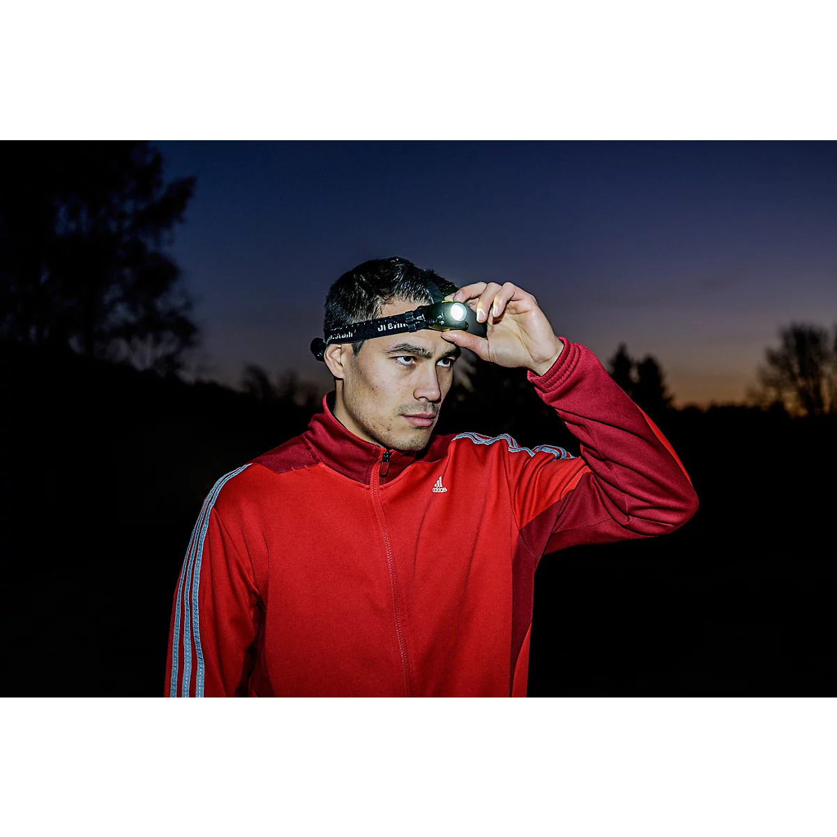 Schwarze Stirnlampe mit USB-Kabel, Markenname 'brennenstuhl'.