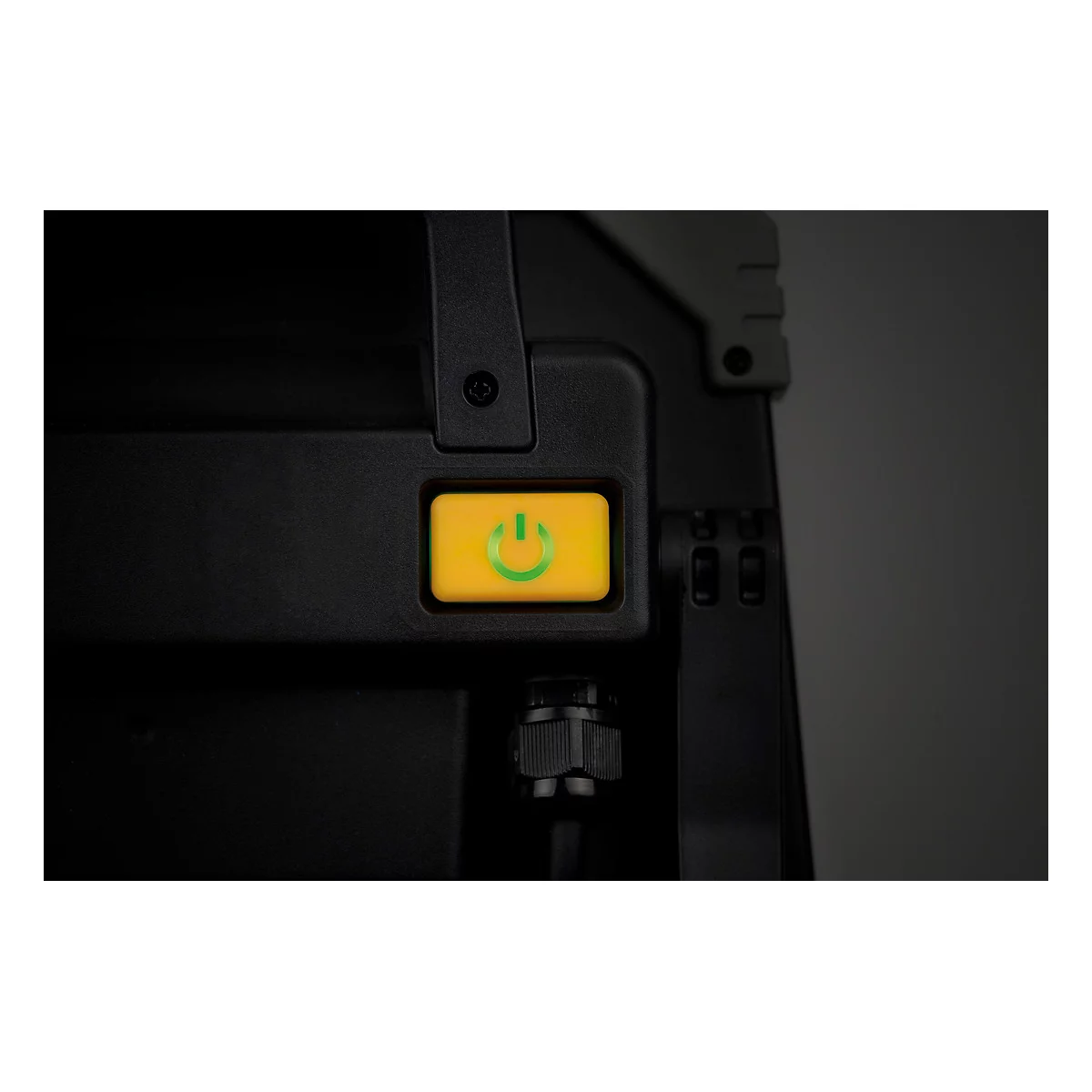Rode cirkel met hamer symbool en tekst 'IK08'.