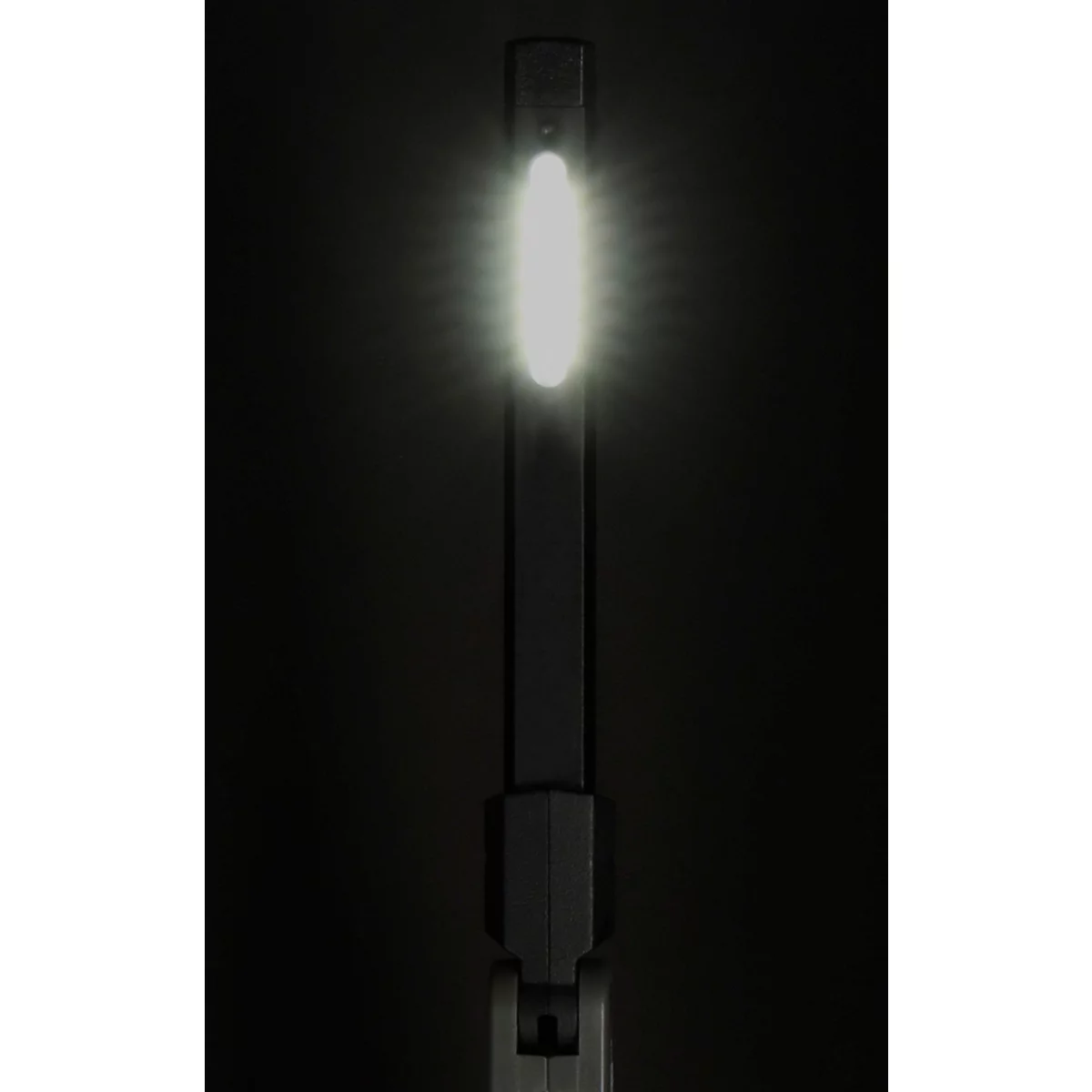 Een heldere LED-lamp schijnt in het donker. Het ontwerp is strak en futuristisch.