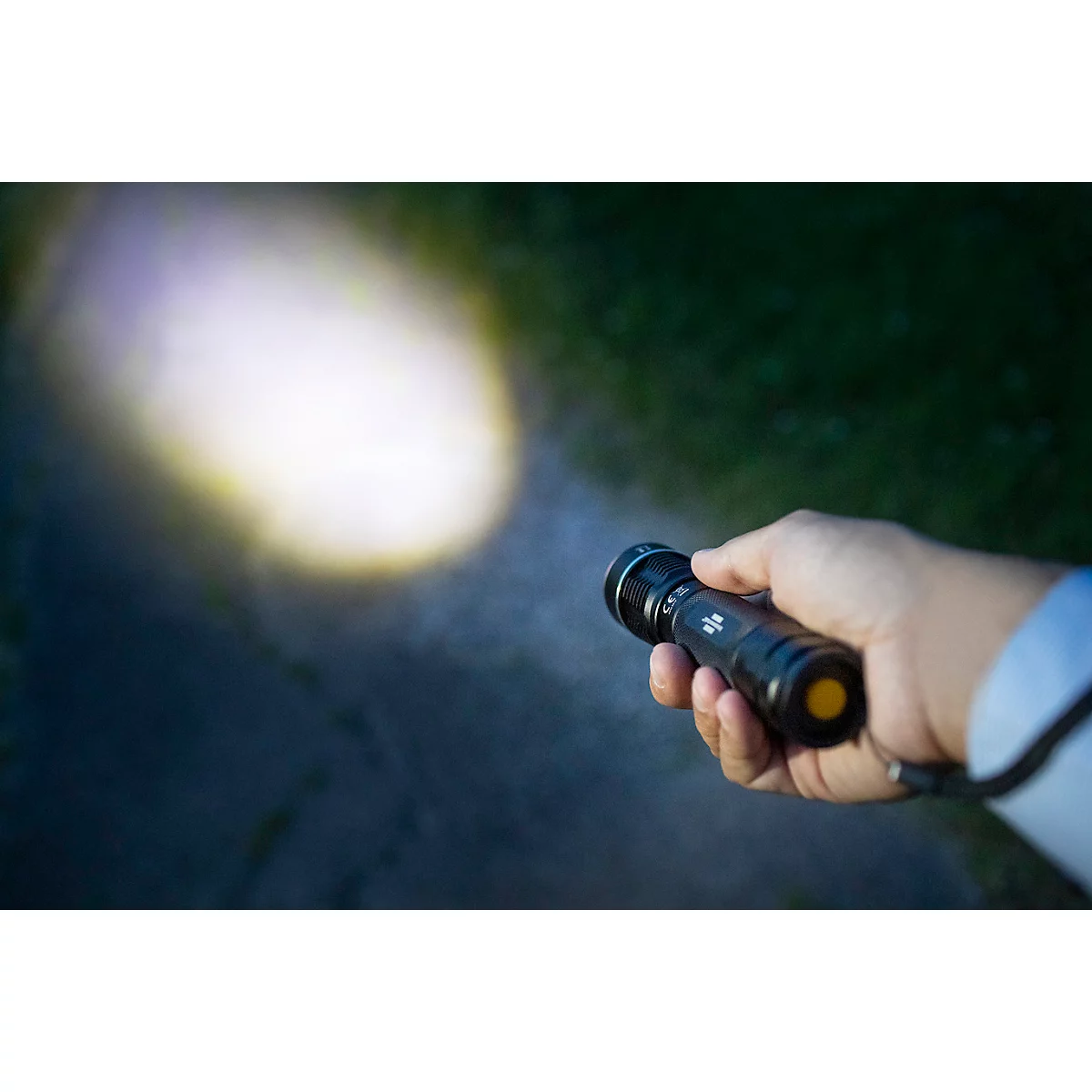 Rood cirkelvormig symbool met witte tekst: CREE LED.