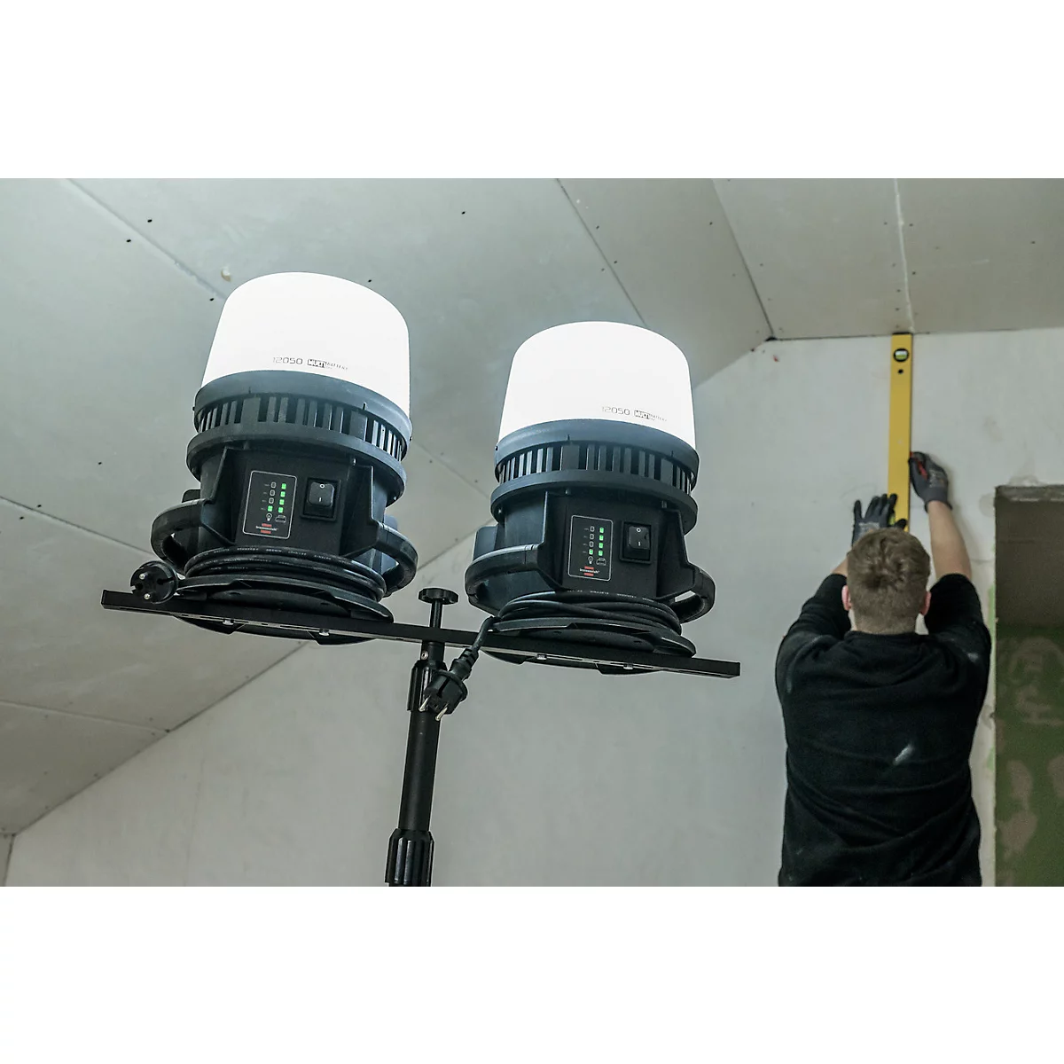 Brennenstuhl Multi Battery LED 360° Hybrid Baustrahler, Akku-Statusanzeige, 4 Schaltstufen, Netz- & Akkubetrieb, 100W, 12000 lm, IP54, schwarz