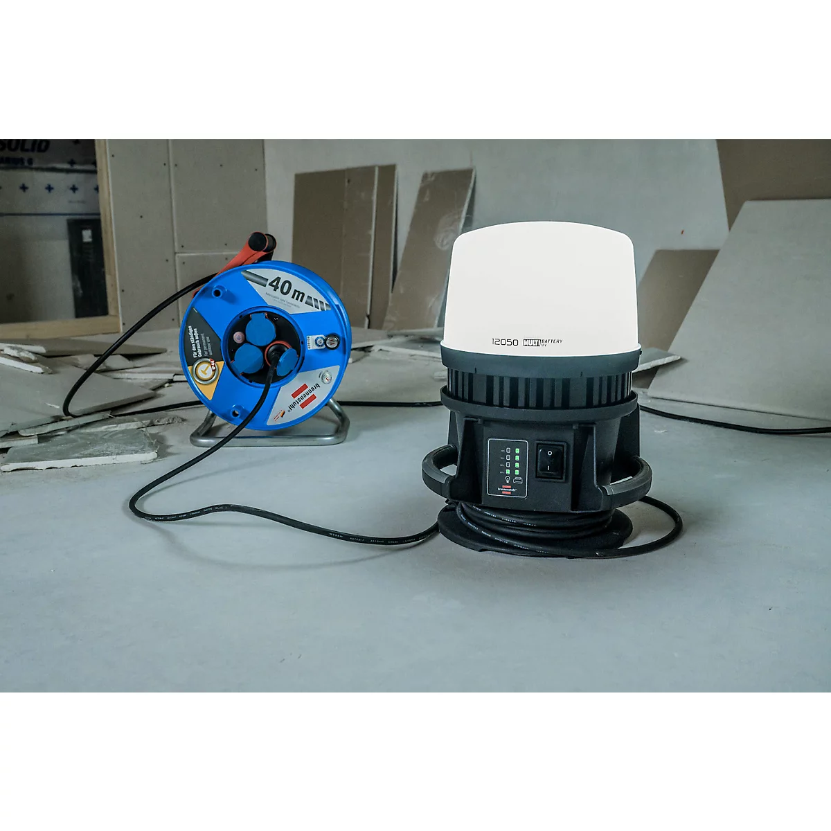 Brennenstuhl Multi Battery LED 360° Hybrid Projecteur de chantier, affichage de l'état de la batterie, 4 niveaux de commutation, fonctionnement sur secteur &amp; sur batterie, 100W, 12000 lm, IP54, noir