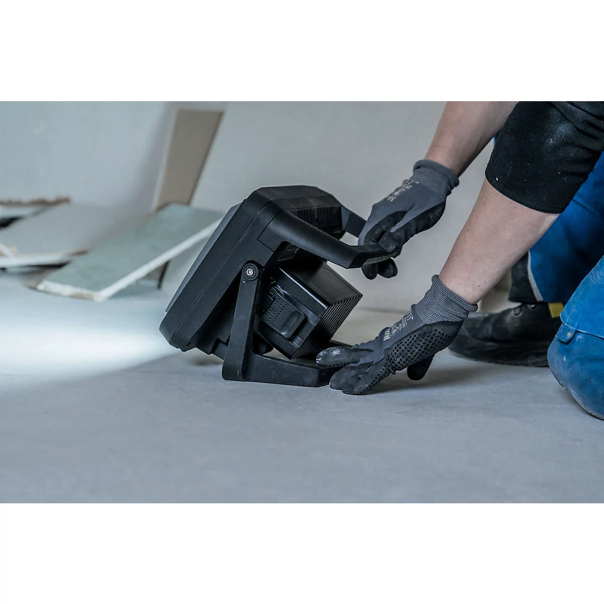 Brennenstuhl Multi Battery LED Akku Strahler 3000 MA, 3150 lm, 4 Schaltstufen, Kippschutzfunktion, mit Griff, Akku-Statusanzeige, IP65, schwarz