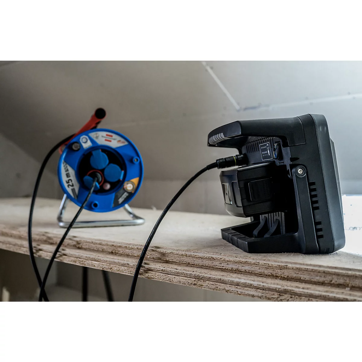 Brennenstuhl Multi Battery LED Baustrahler 10050 MH, Akku- und Netzbetrieb, Batterieanzeige, ergonomischer Griff, 100W, 12500 lm, IP55, L 177 x B 354 x H 258 mm, schwarz