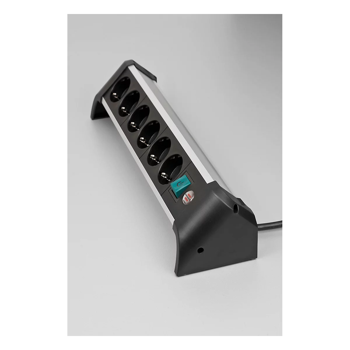 Une multiprise grise avec six prises, un interrupteur vert et un boîtier noir.