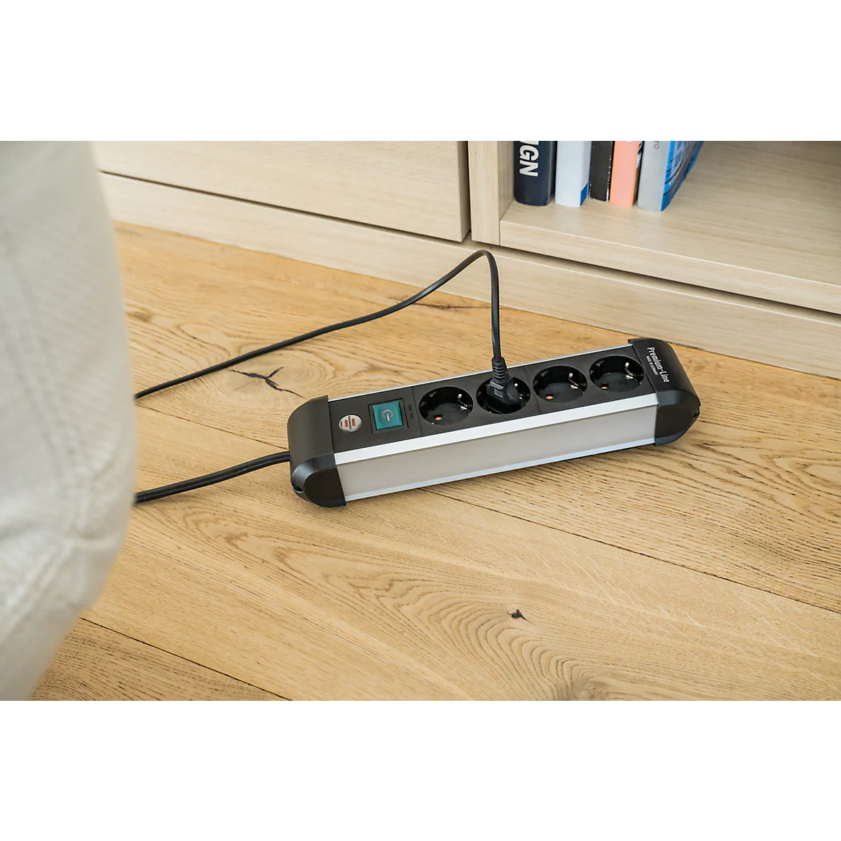 Brennenstuhl Premium-Alu-Line contactdoosstrook, 4-voudig, aluminium, 1,8m kabel, verlichte veiligheidsschakelaar, 45° opstelling, zwart/zilver