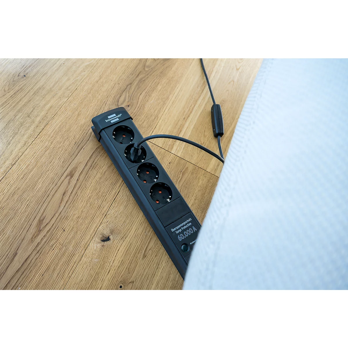 Brennenstuhl Premium-Line 4er-Steckdosenleiste, 1,8 m Kabel, 60.000A Überspannungsschutz, Sicherheitsschalter, L 448 x B 60 x T 120 mm, schwarz