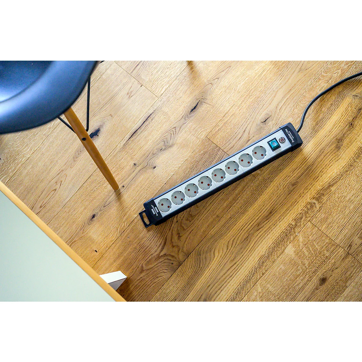Brennenstuhl Premium-Line Mehrfach-Steckdosenleiste, 8-fach, Aufhängevorrichtung, beleuchteter Sicherheitsschalter, 45°-Anordnung, lichtgrau/schwarz 
