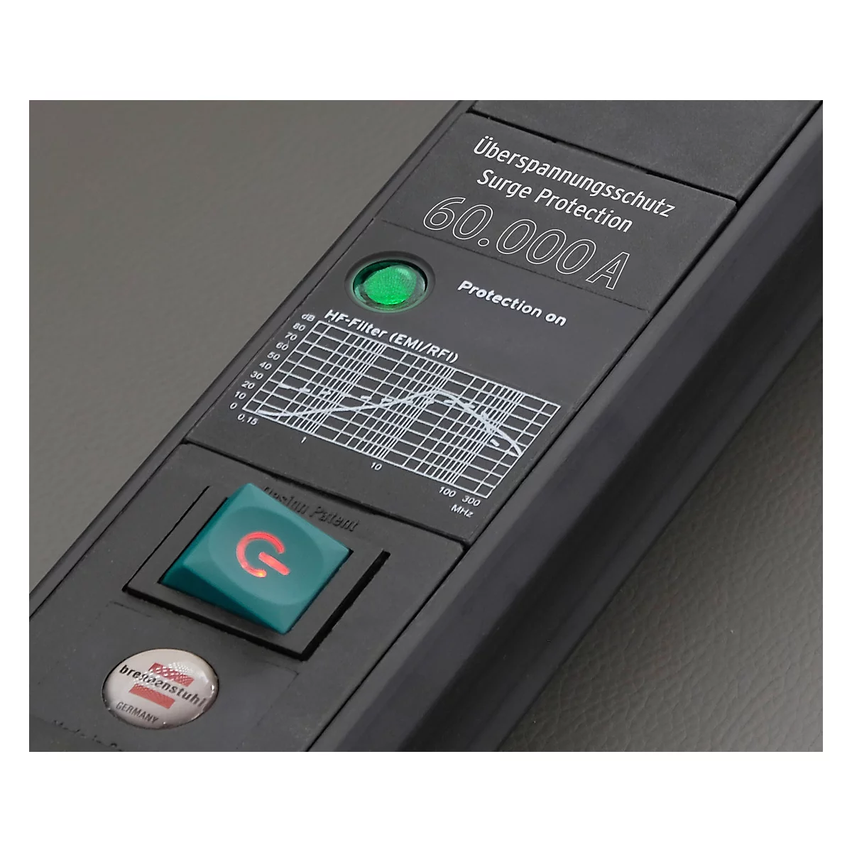 Grafische Darstellung zur Montage: Rote Elemente, Schrauben, Pfeile und Winkel zeigen den Montagevorgang.