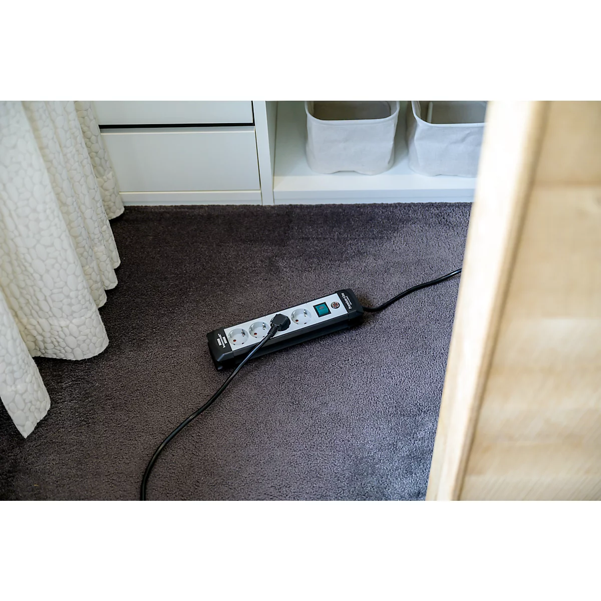 Brennenstuhl Premium-Line stekkerdoos 4-voudig, ophanginrichting, verlichte veiligheidsschakelaar, 45°-opstelling, lichtgrijs/zwart