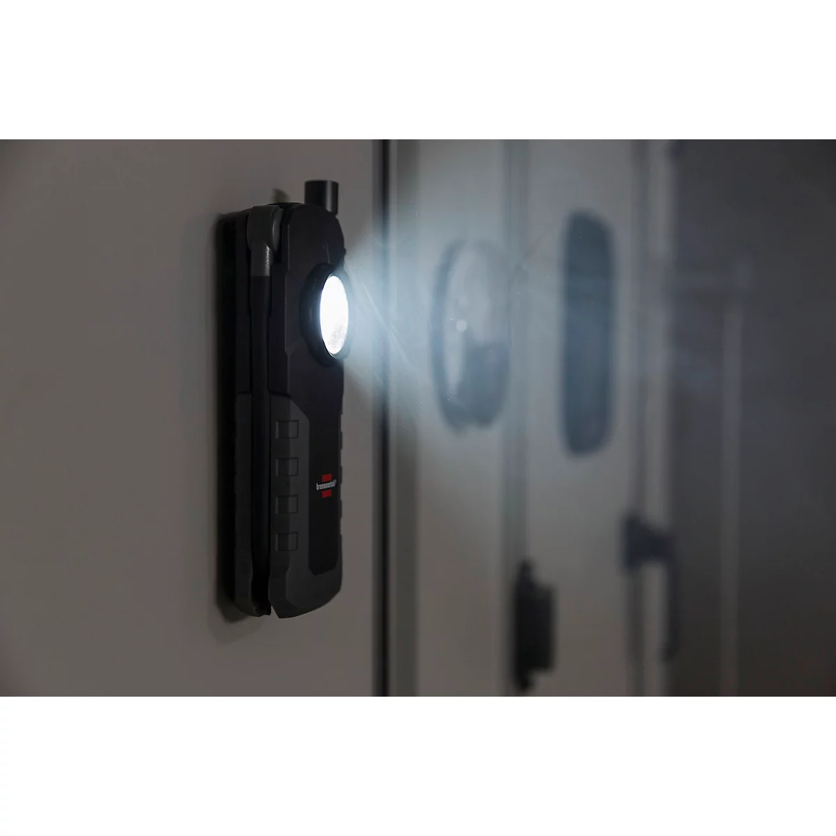 Ronde rode sticker met witte tekst: '1000 + 380 LUMEN'.