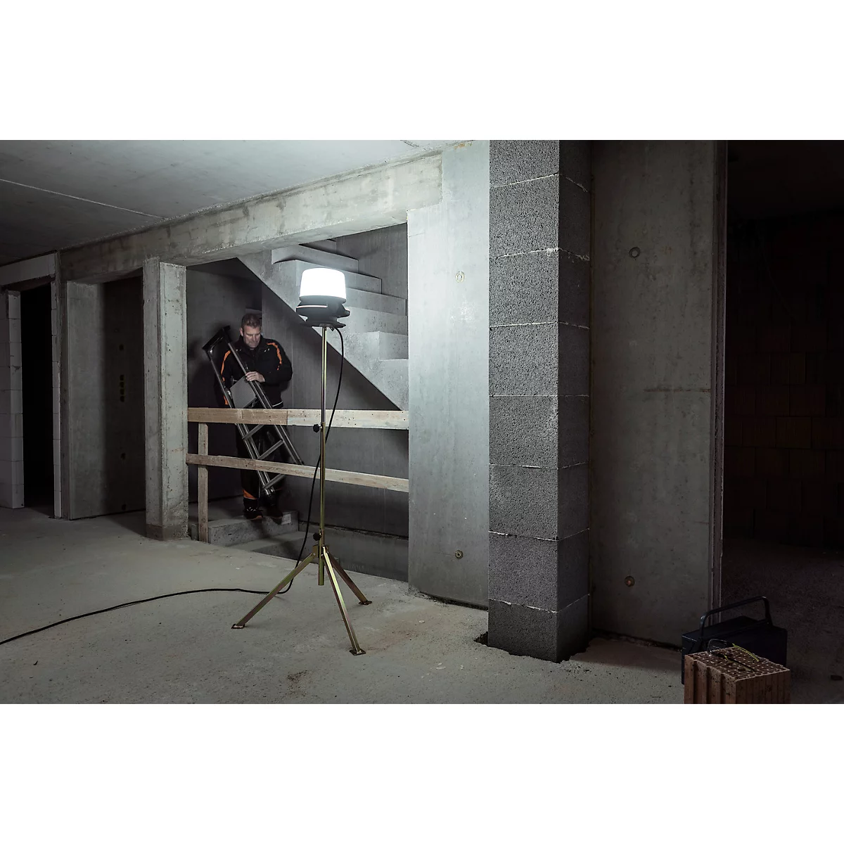 Brennenstuhl professionalLINE LED Baustrahler ORUM 5050 M, 360° Abstrahlwinkel, 5800 lm, IP54, IK08, L 280 x B 280 x H 286 mm, schwarz