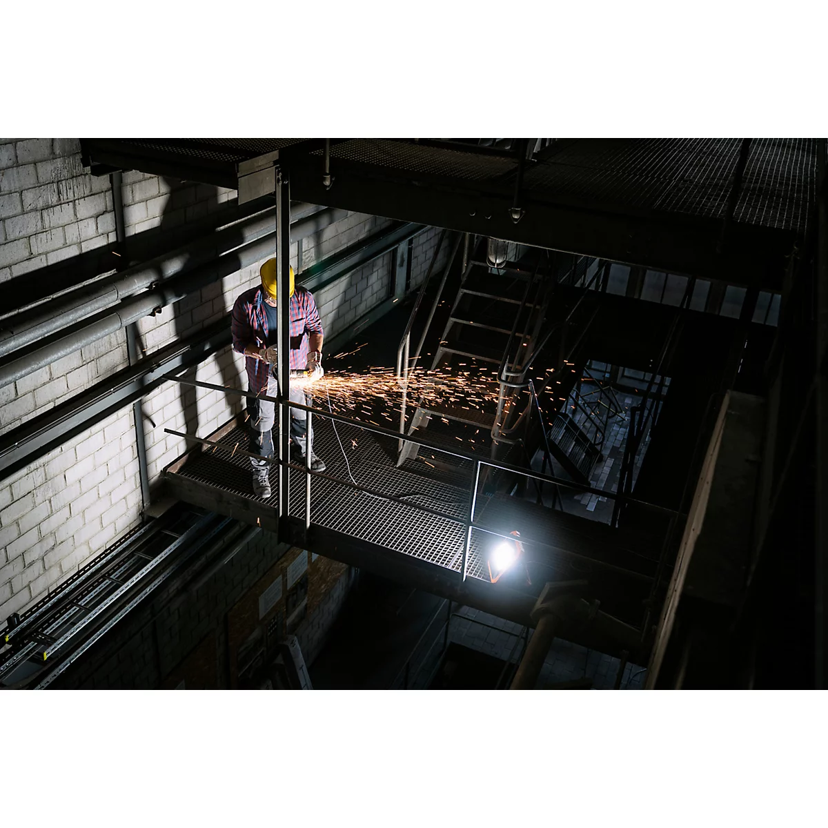 Brennenstuhl professionalLINE LED Baustrahler X 8050 M, 8900 lm, 80 W, spritzwassergeschützt, mit Deckel, dimmbar, Haltebügel, Innen- & Aussen, IP54, 109 x B 310 x 305 mm, orange/schwarz