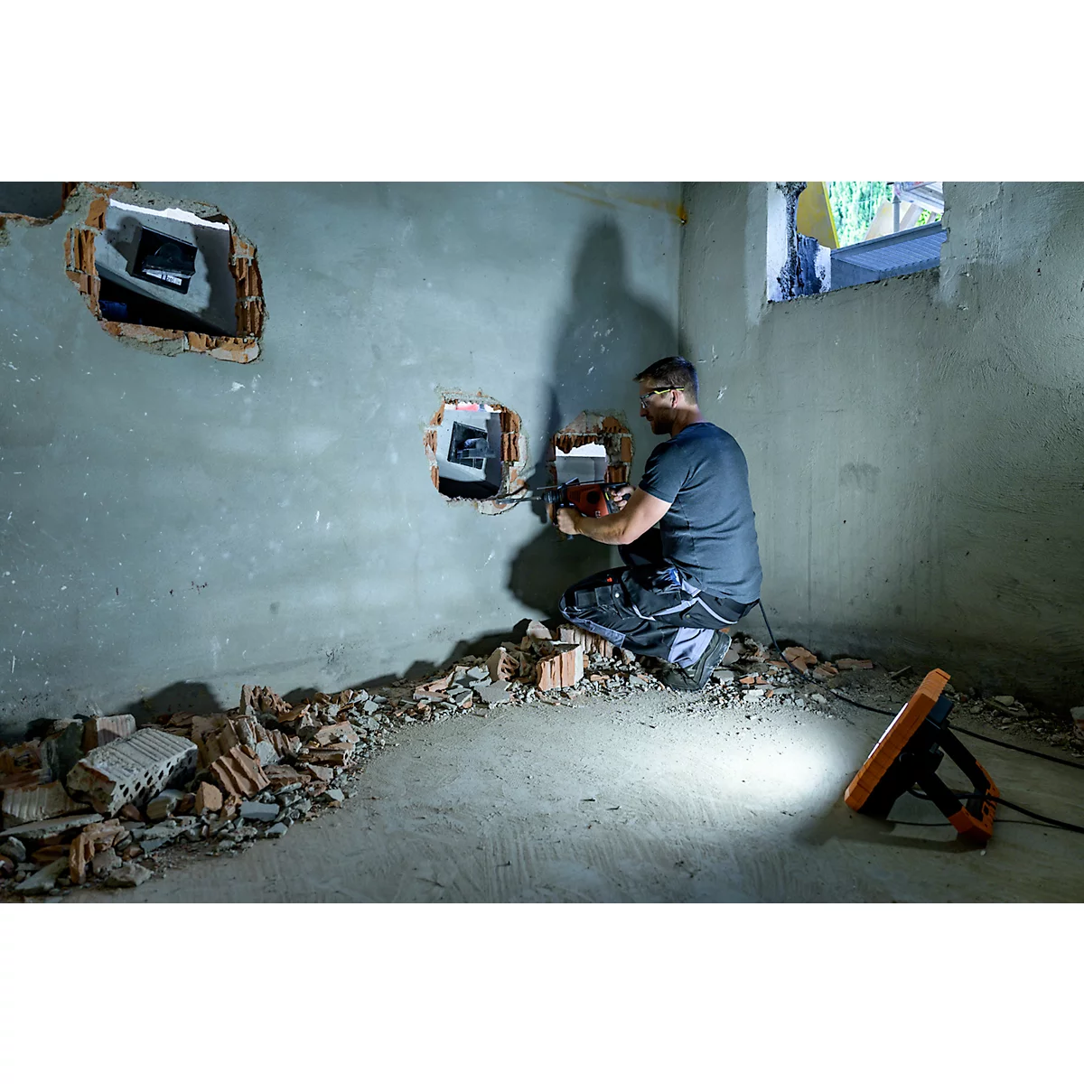 Brennenstuhl professionalLINE LED Projecteur de chantier X 8050 M, 8900 lm, 80 W, protégé contre les éclaboussures, avec couvercle, intensité lumineuse variable, étrier de maintien, intérieur &amp; extérieur, IP54, 109 x L 310 x 305 mm, orange/noir