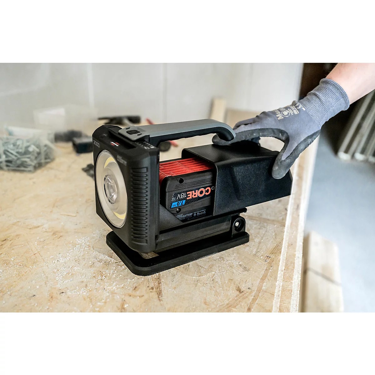 Brennenstuhl Projecteur portatif à accu 2-en-1 &amp; lampe de travail HL 3000, 6500K, poignée ergonomique, pied magnétique réglable, IP54, portée d'éclairage jusqu'à 200 m, noir