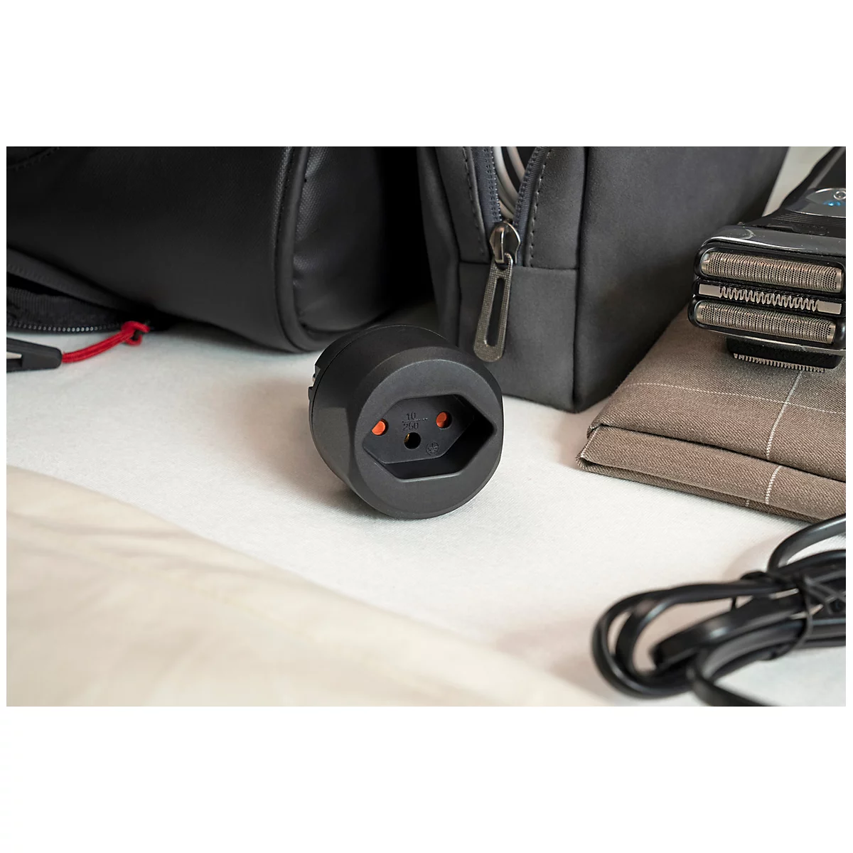 Brennenstuhl Reisestecker-Adapter, CH, für Stecker Typ E und F, Schutzkontakt